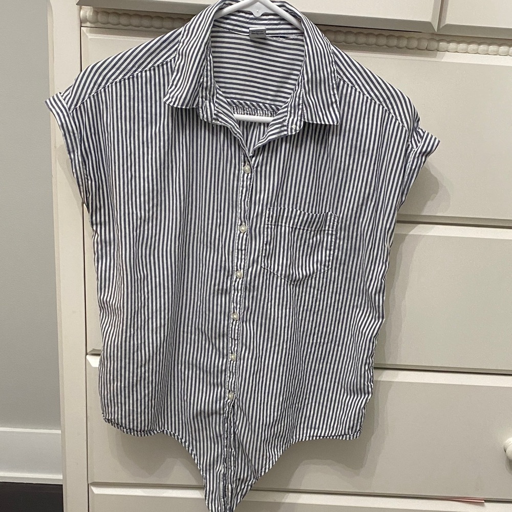 Old Navy Women’s Blue and White Striped Button Down Shirt with tie front.Size XS
